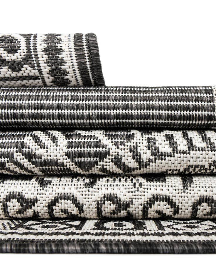 Detail image of 7' 10 x 7' 10  Washable Traditional Indoor / Outdoor Round Rug