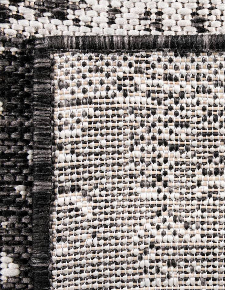 Detail image of 6' x 6' Easy-Clean Traditional Indoor / Outdoor Round Rug