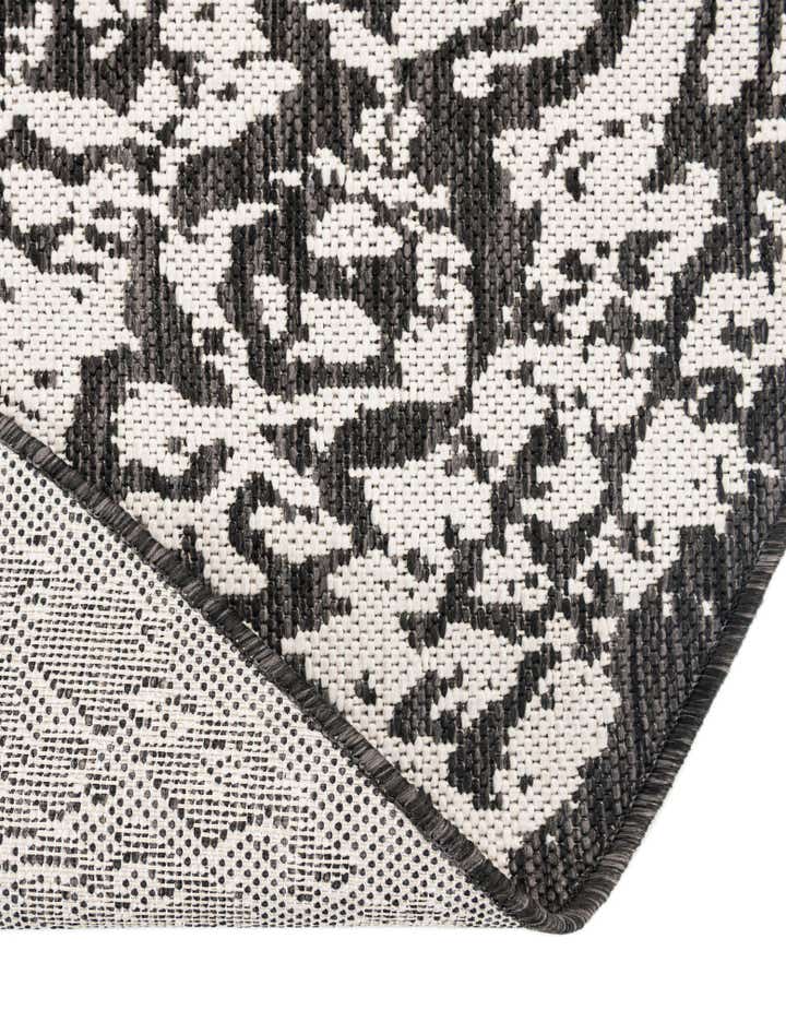 7' 10 x 7' 10 Easy-Clean Traditional Indoor / Outdoor Round Rug