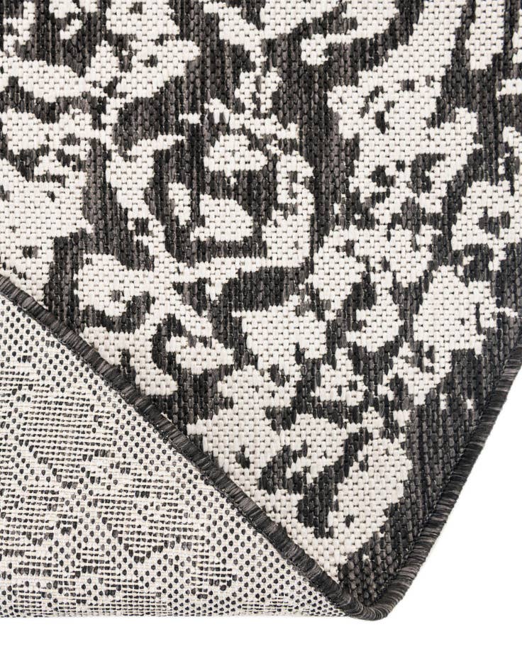 Detail image of 6' x 6' Easy-Clean Traditional Indoor / Outdoor Round Rug