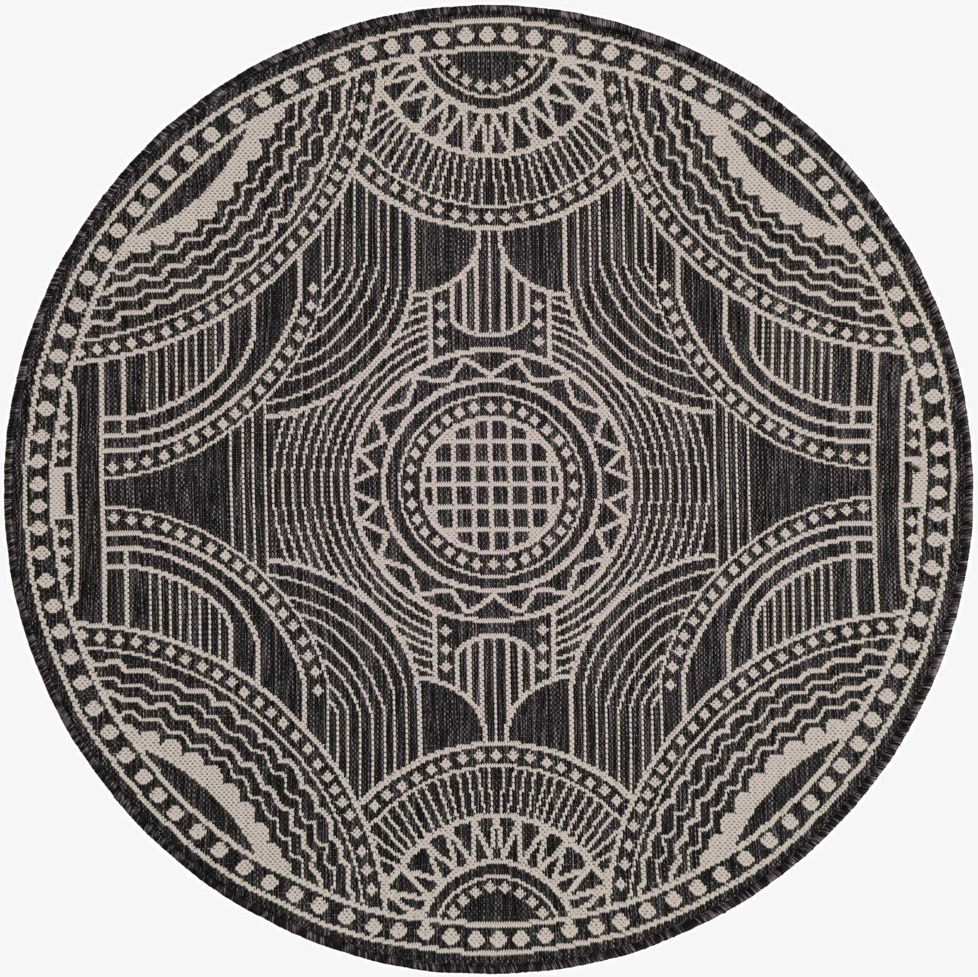 4' 1 x 4' 1  Washable Traditional Indoor / Outdoor Round Rug