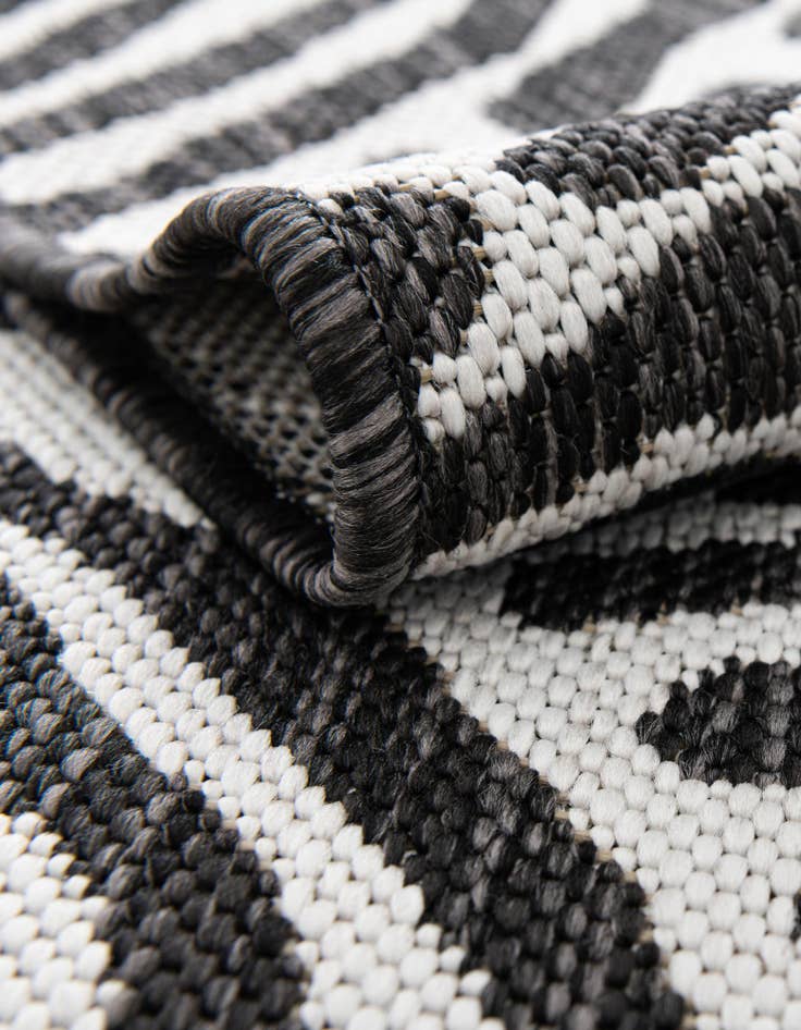 Detail image of 2' 7 x 12' Easy-Clean Modern Indoor / Outdoor Runner Rug