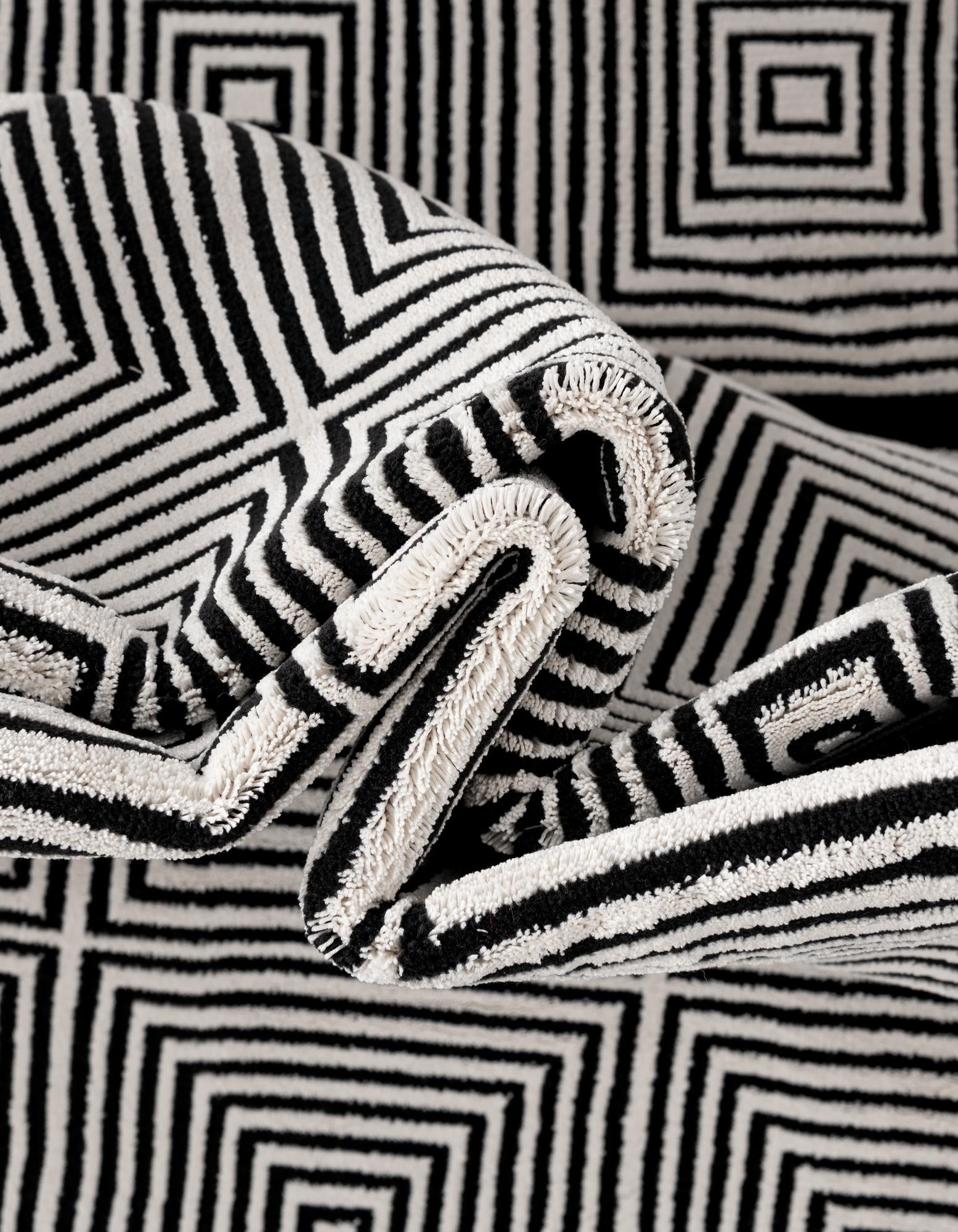 7' 10 x 7' 10 Milano Square Rug
