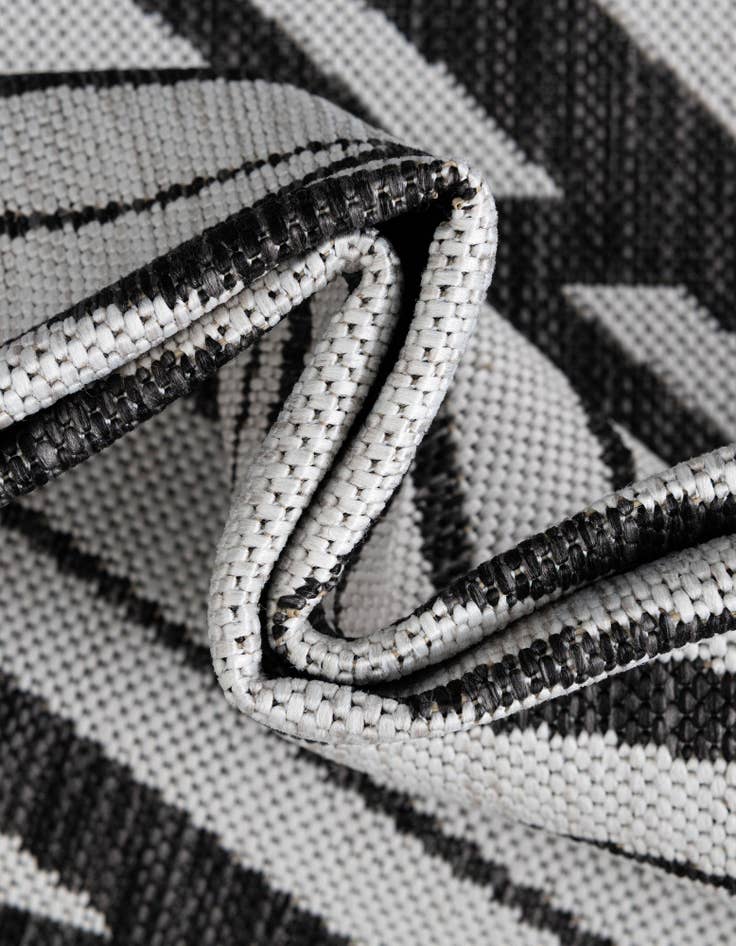 Detail image of 7' 10 x 7' 10  Washable Modern Indoor / Outdoor Square Rug