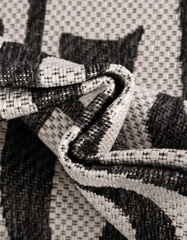 Detail image of 7' 10 x 7' 10  Washable Modern Indoor / Outdoor Square Rug