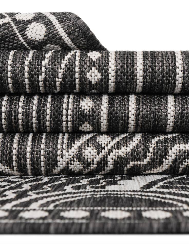 Detail image of 7' 10 x 7' 10  Washable Traditional Indoor / Outdoor Square Rug