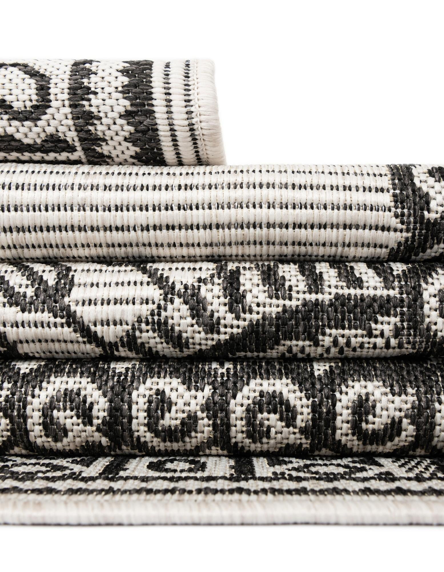 7' 10 x 7' 10 Easy-Clean Traditional Indoor / Outdoor Square Rug