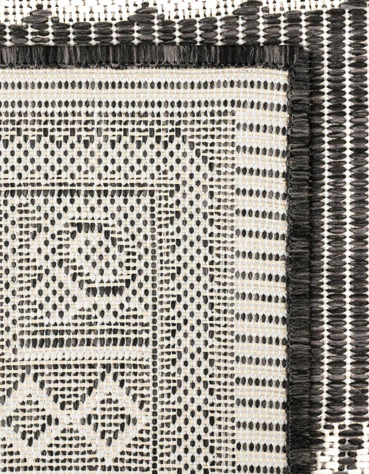 Detail image of 7' 10 x 7' 10  Washable Traditional Indoor / Outdoor Square Rug
