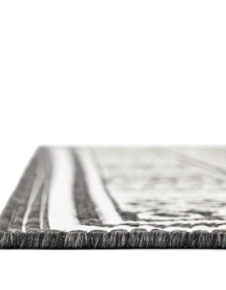 Detail image of 7' 10 x 7' 10  Washable Traditional Indoor / Outdoor Square Rug