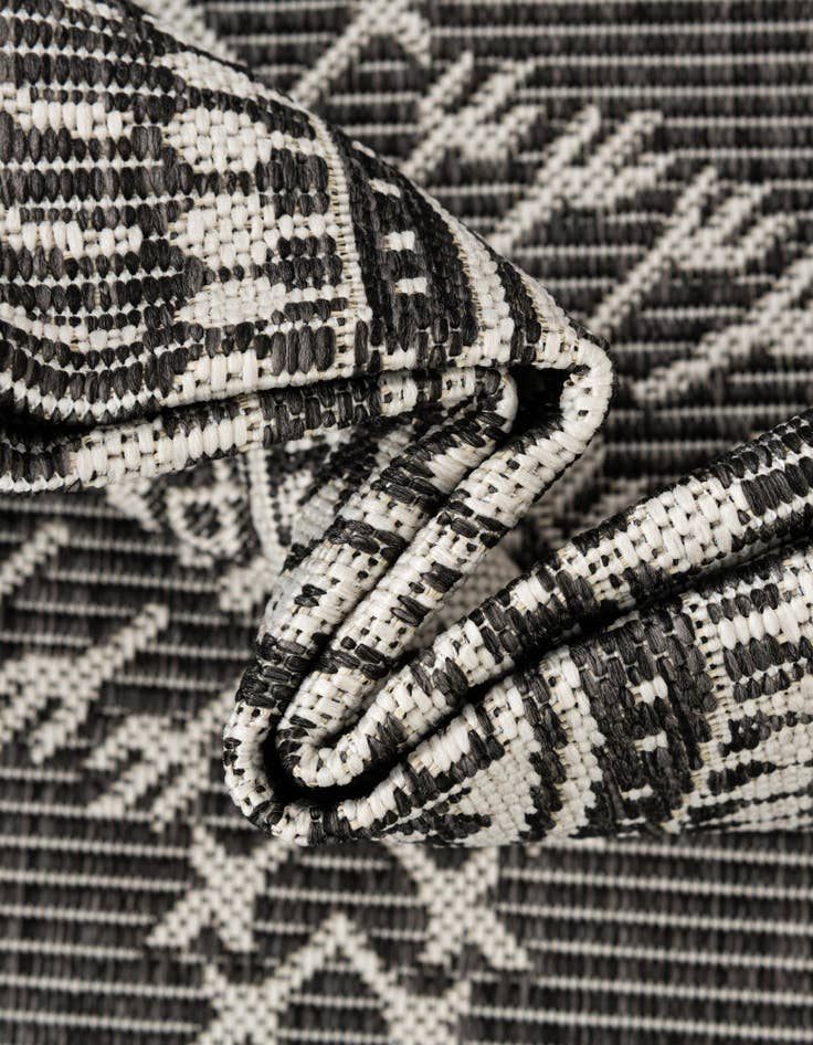 Detail image of 7' 10 x 7' 10  Washable Traditional Indoor / Outdoor Square Rug