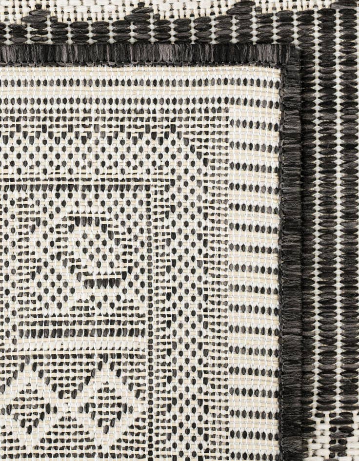 Detail image of 7' 10 x 7' 10  Washable Traditional Indoor / Outdoor Square Rug
