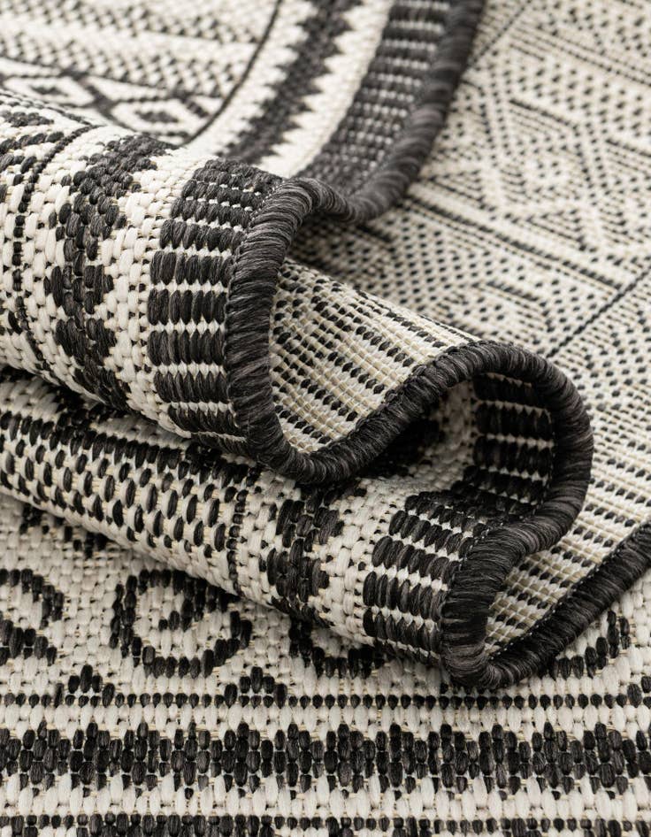 Detail image of 7' 10 x 7' 10  Washable Traditional Indoor / Outdoor Square Rug