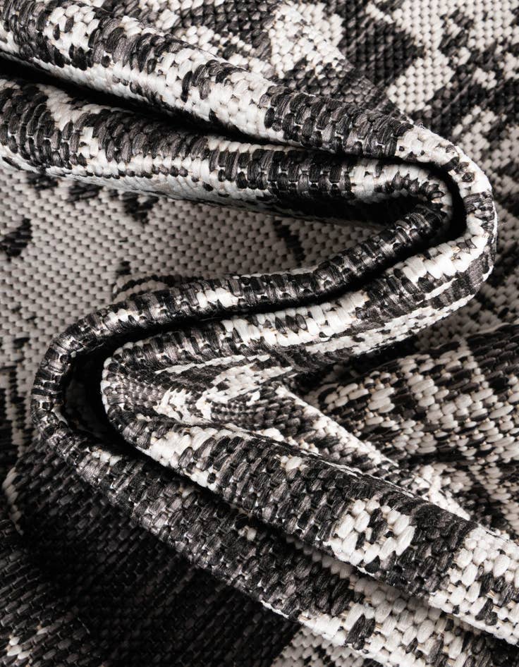 Detail image of 10' x 10'  Washable Traditional Indoor / Outdoor Square Rug