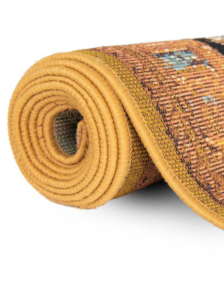 Detail image of 7' 10 x 7' 10  Washable Traditional Indoor / Outdoor Round Rug