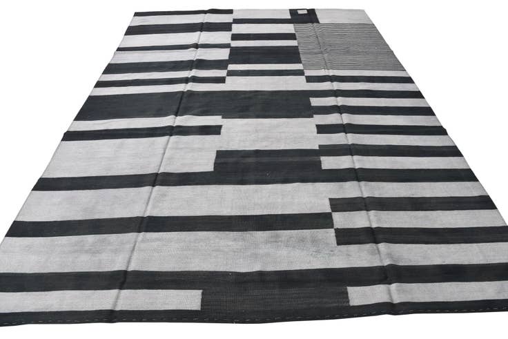 Detail image of 8' 3 x 11' 2 Hand Woven Kilim Modern Wool Rug