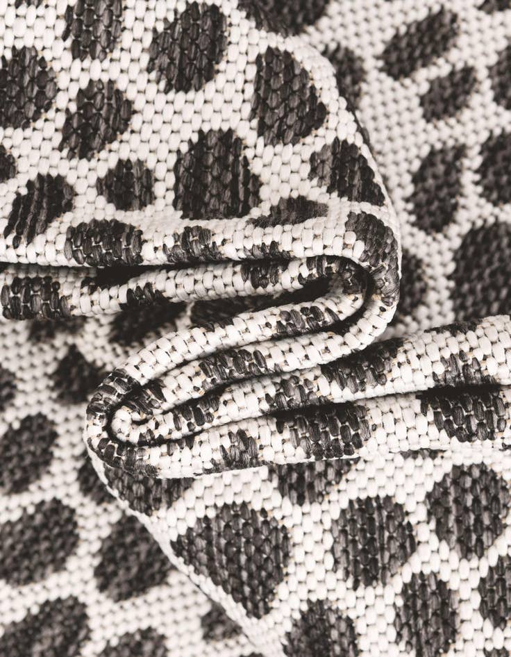 Detail image of 2' 2 x 3' 7 Easy-Clean Jill Zarin Cape Town Indoor / Outdoor Hearth Rug