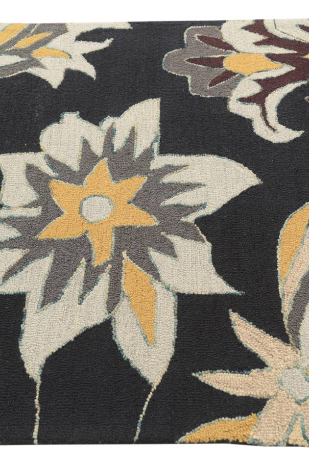 Detail image of 4' 1 x 6' 1 Agra Rug