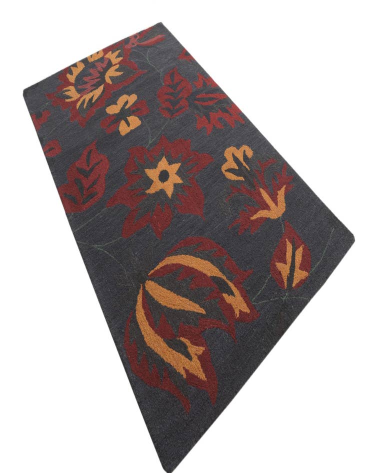 Detail image of 5' x 8' Agra Wool Rug