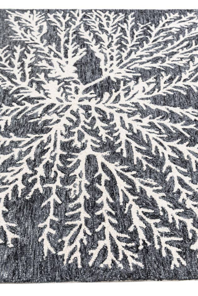 Detail image of 4' 1 x 6' Agra Wool Rug