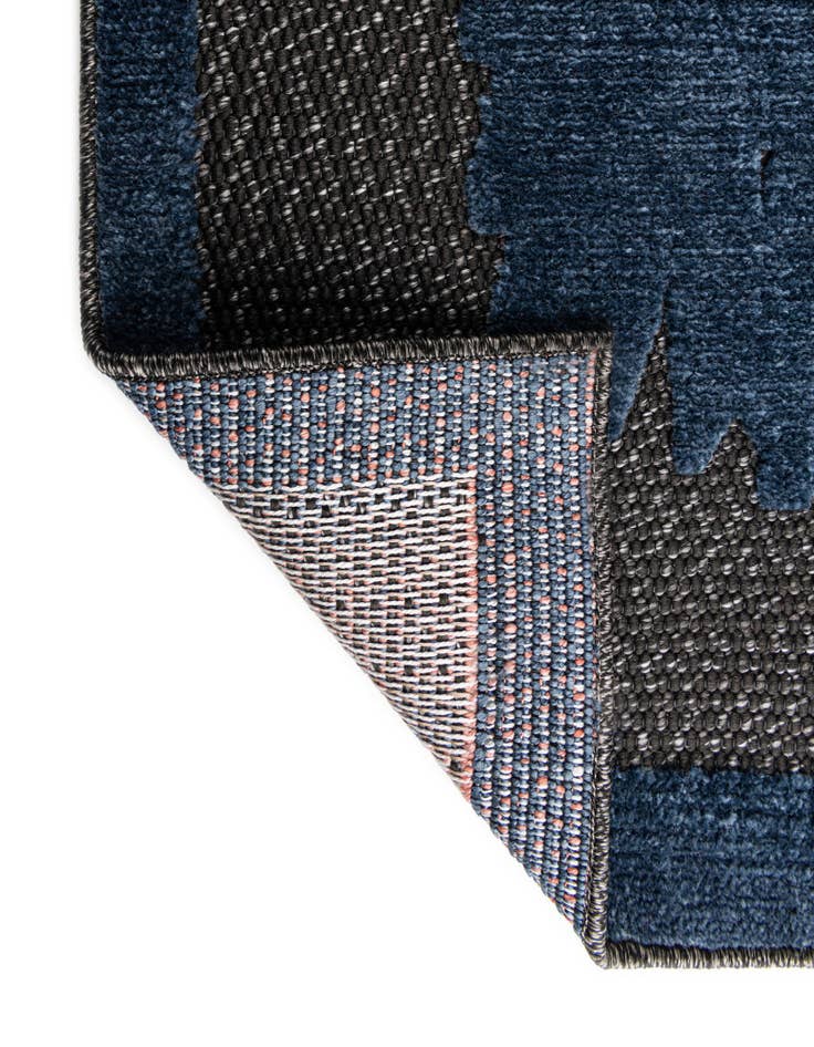 Detail image of 7' x 10' Easy-Clean Belize Indoor / Outdoor Rug