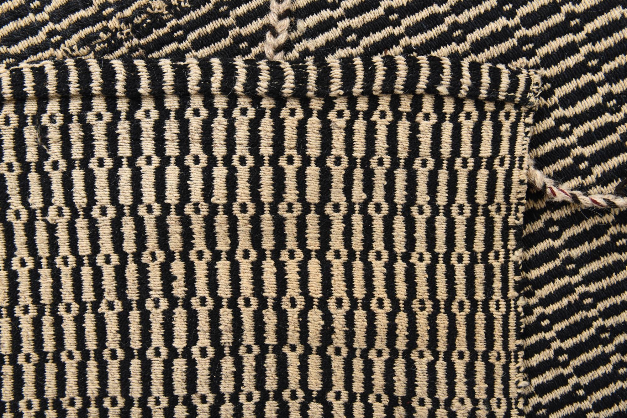 7' 9 x 9' 8 Hand Knotted Darya Wool Rug