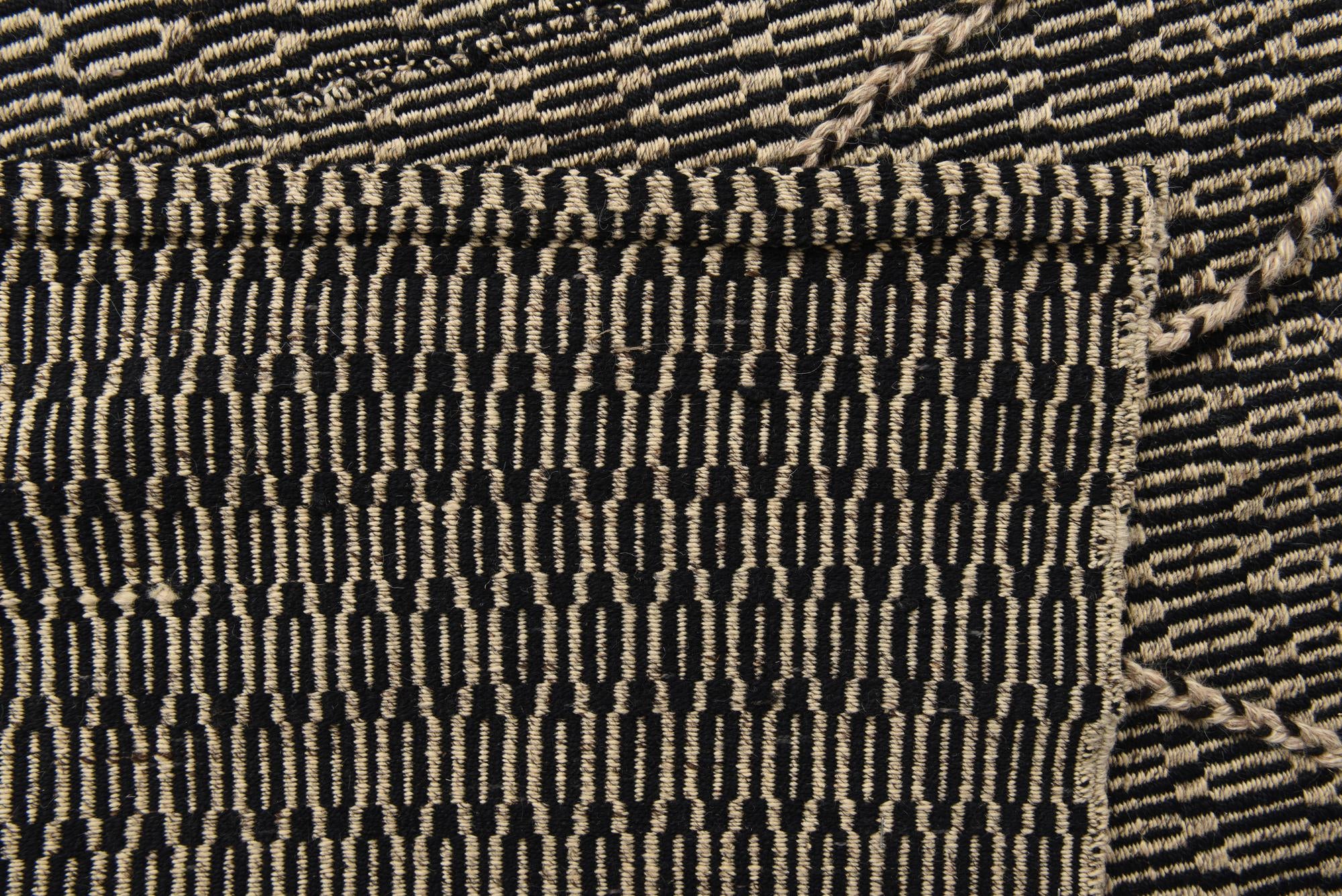 7' 10 x 9' 9 Hand Knotted Darya Wool Rug
