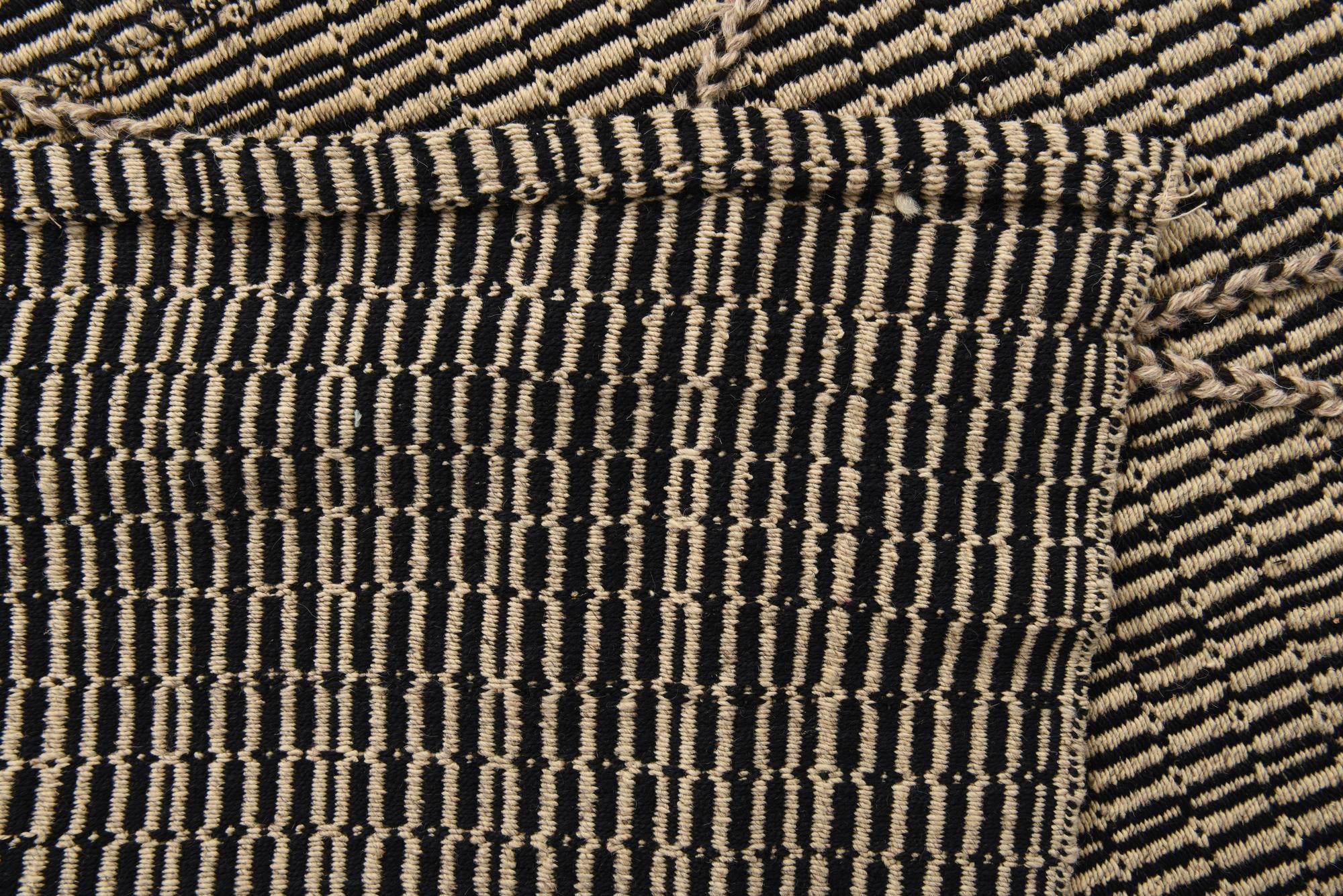 7' 8 x 9' 7 Hand Knotted Darya Wool Rug