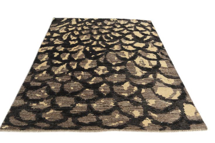 Detail image of 5' x 7' 4 Hand Knotted Darya Wool Rug