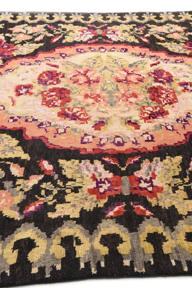 Detail image of 8' x 9' 9 Hand Knotted Darya Rug