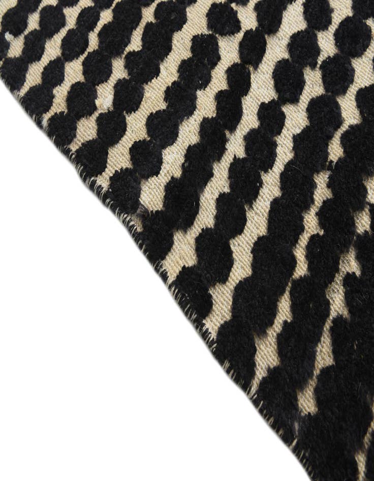 Detail image of 6' 6 x 10'  Hand Knotted Darya Wool Rug