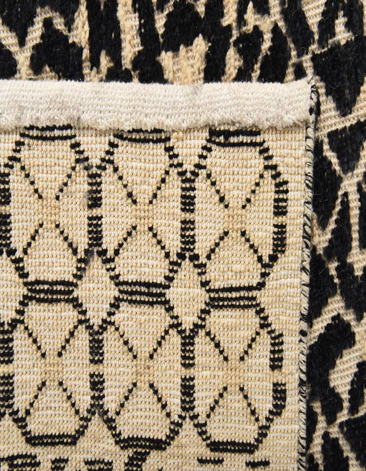 Detail image of 7' 10 x 9' 11  Hand Knotted Darya Wool Rug