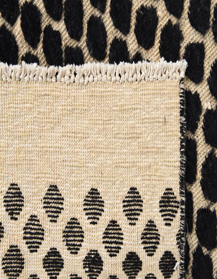 Detail image of 5' 8 x 8'  Hand Knotted Darya Wool Rug