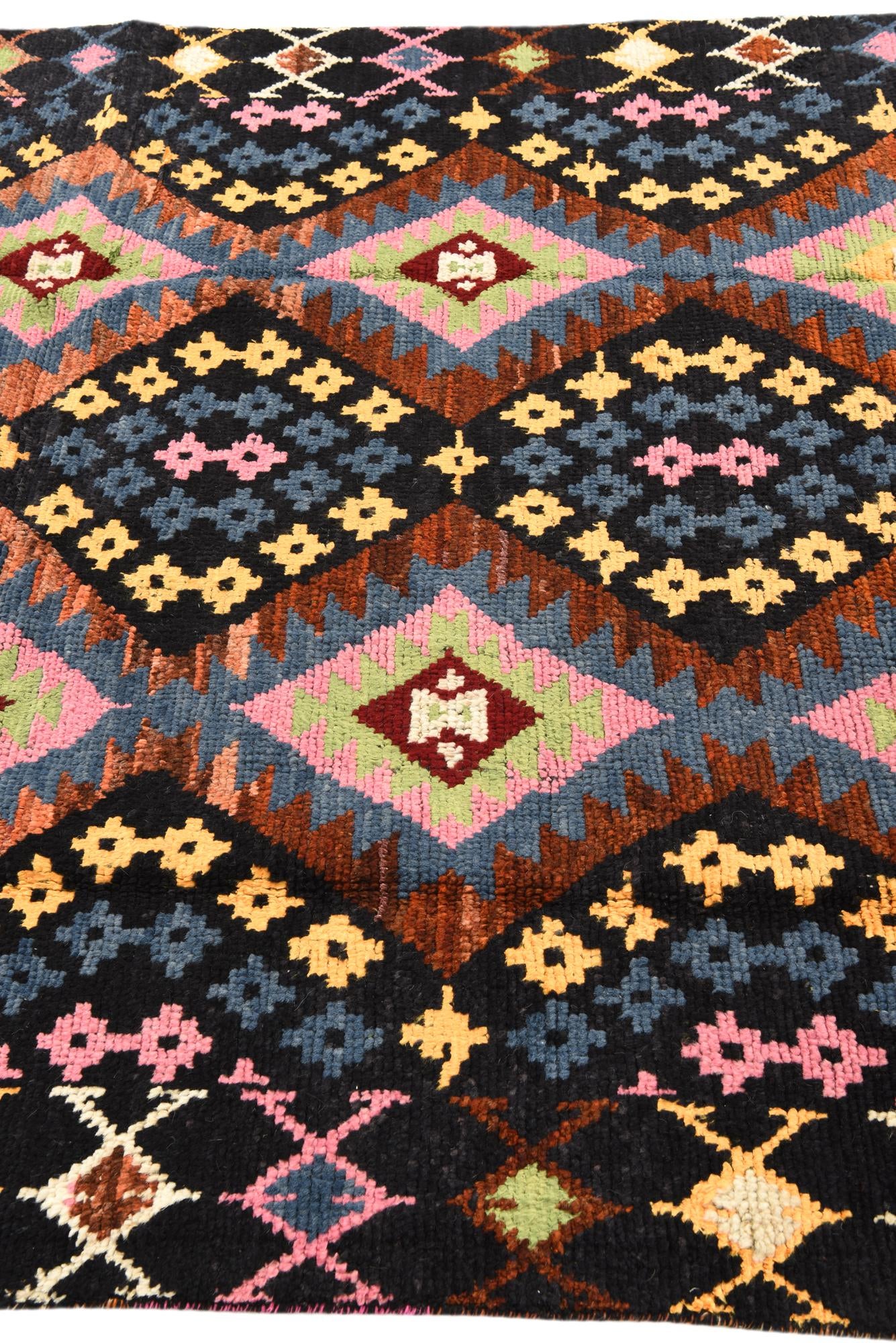 5' 8 x 8' Hand Knotted Darya Rug