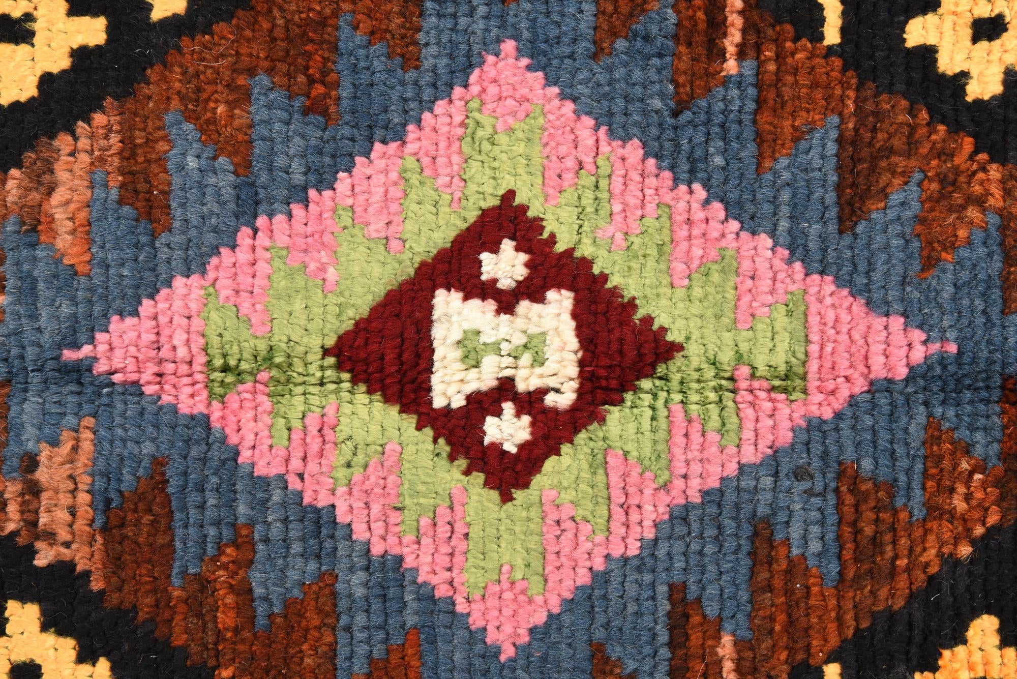 5' 8 x 8' Hand Knotted Darya Rug