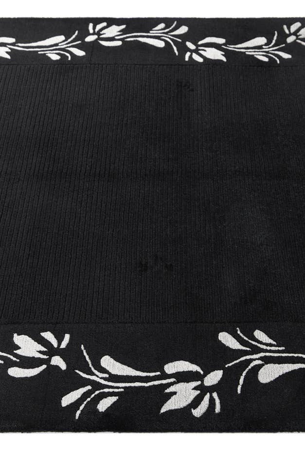 Detail image of 4' 2 x 6' 1 Darya Rug