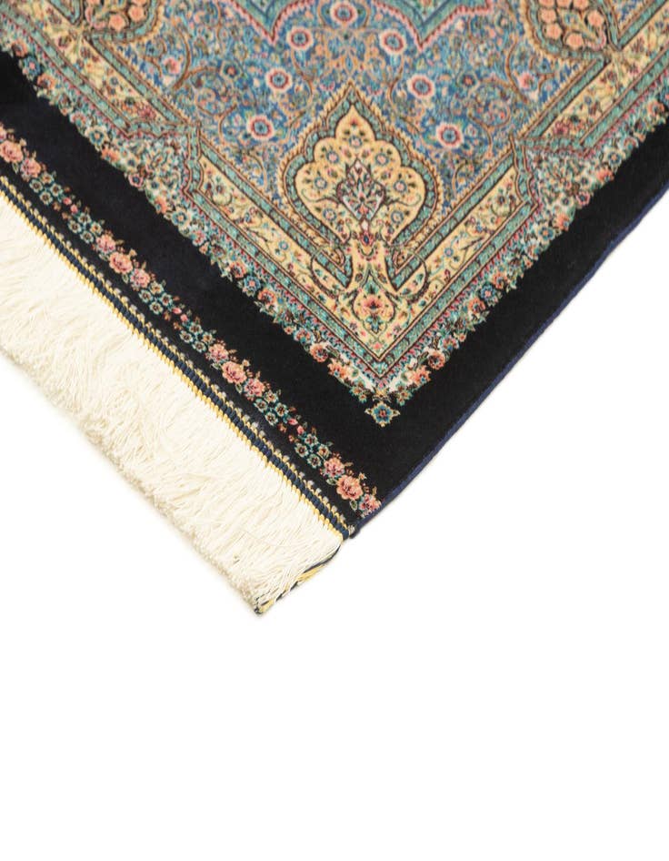 Detail image of 4' 4 x 6' 5 Ghom Design Rug