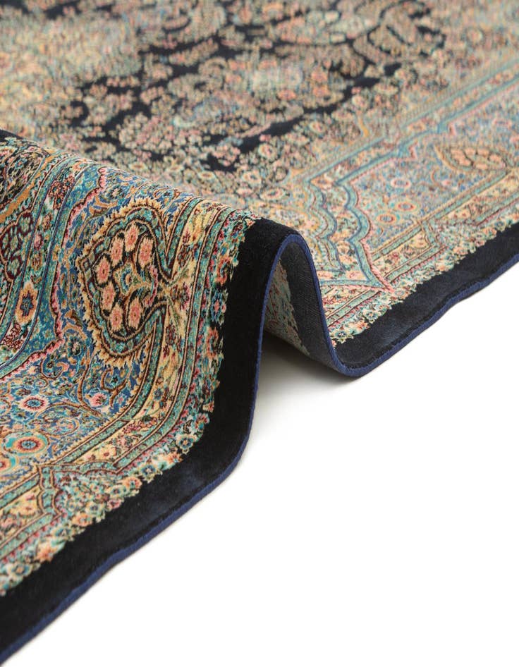 Detail image of 4' 4 x 6' 5 Ghom Design Rug