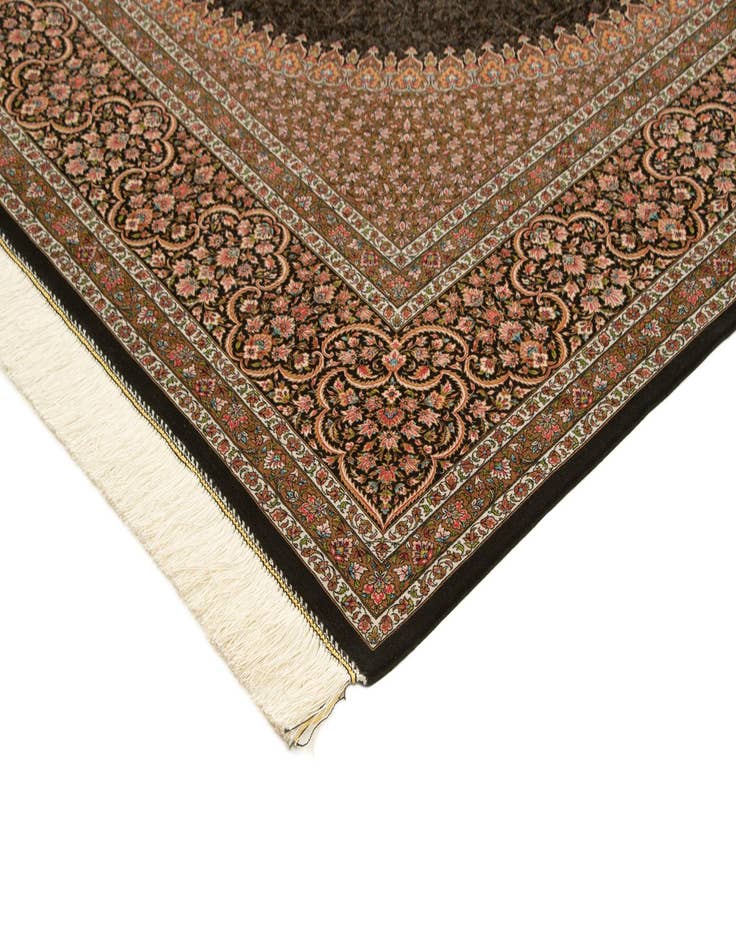 Detail image of 6' 6 x 9' 10 Ghom Design Rug