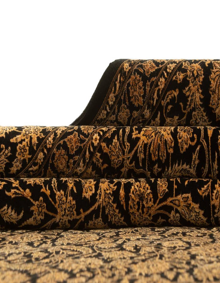 Detail image of 6' 5 x 9' 10 Ghom Design Rug