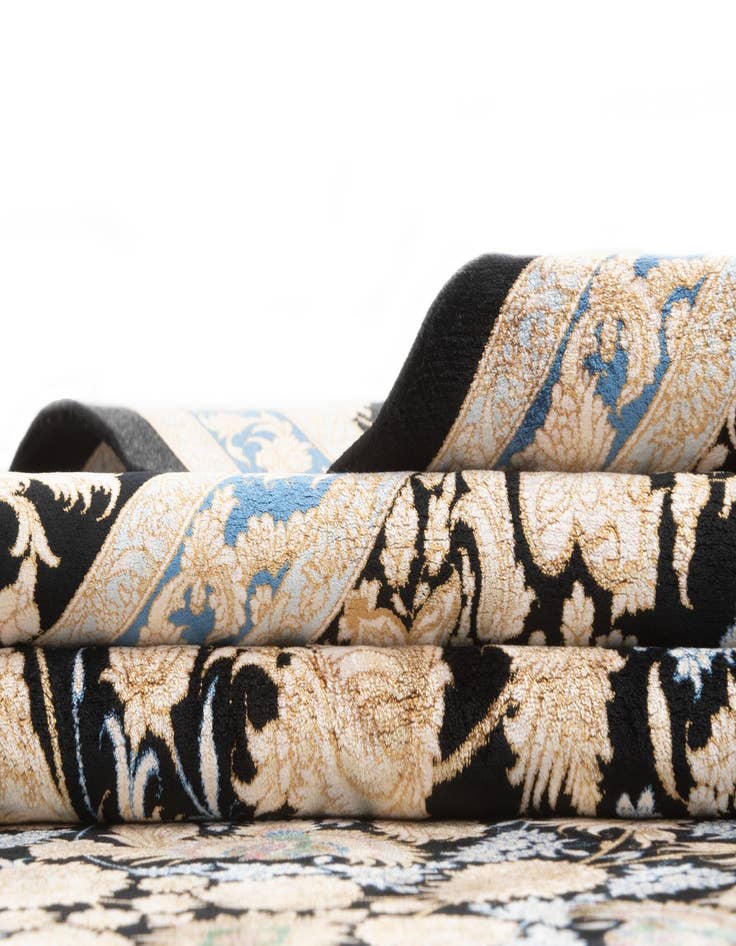 Detail image of 7' 1 x 9' 10 Ghom Design Rug