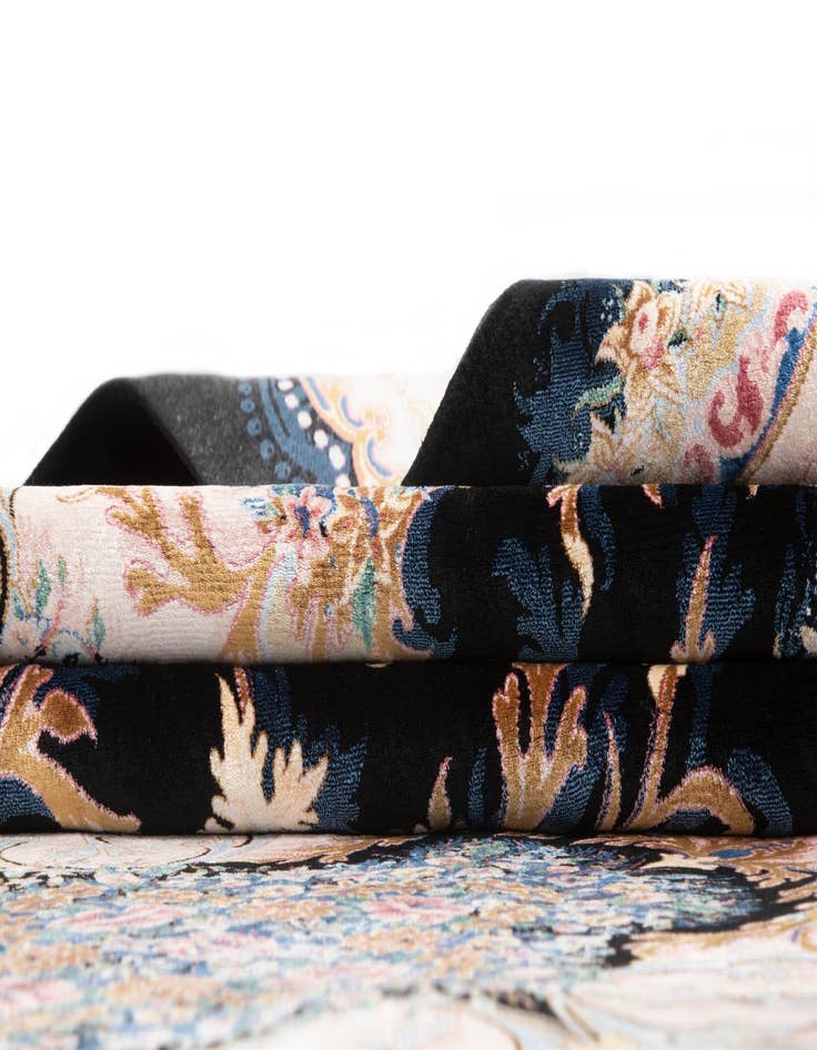 Detail image of 6' 7 x 9' 10 Ghom Design Rug