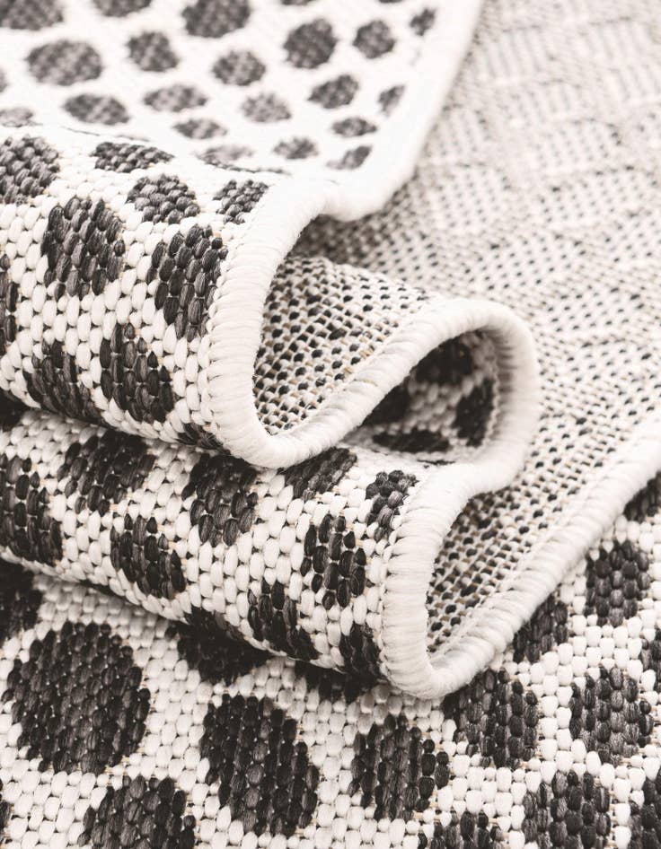 Detail image of 5' 3 x 8' Easy-Clean Jill Zarin Cape Town Indoor / Outdoor Rug