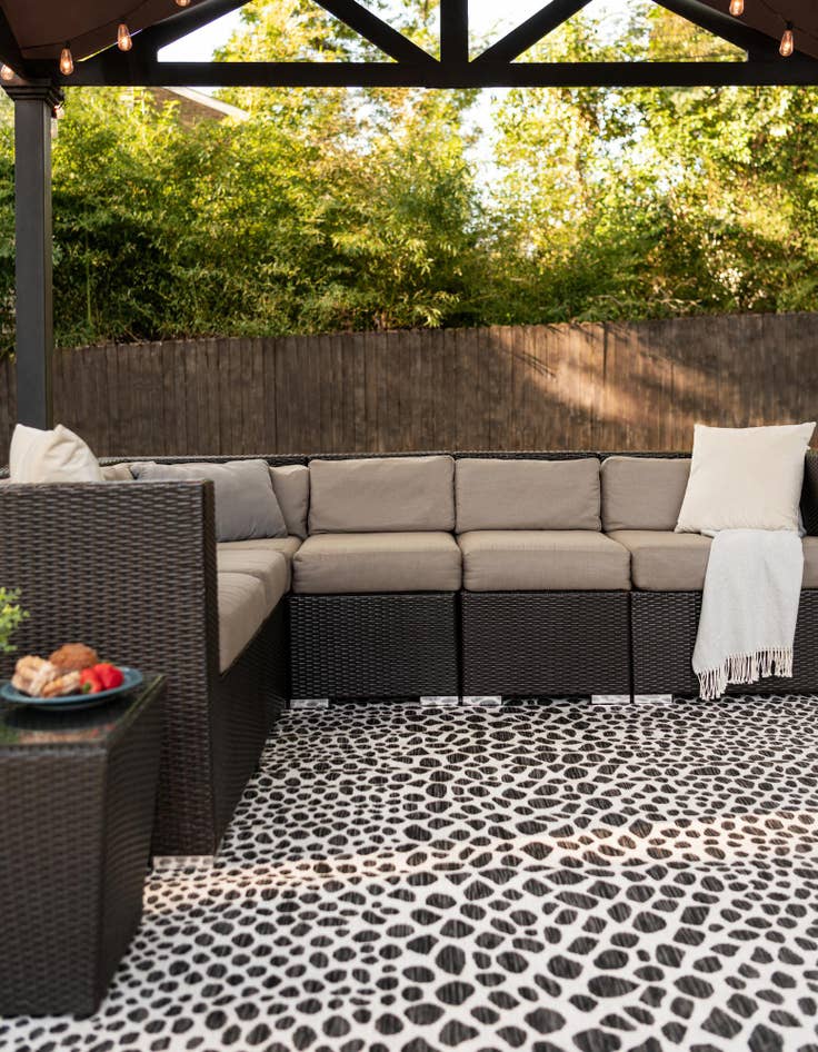 Detail image of 2' x 3' Easy-Clean Jill Zarin Cape Town Indoor / Outdoor Rug