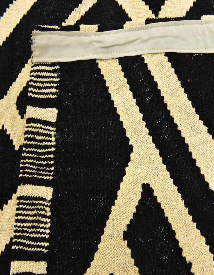 Detail image of 5' 8 x 7' 8  Hand Woven Kilim Modern Wool Rug