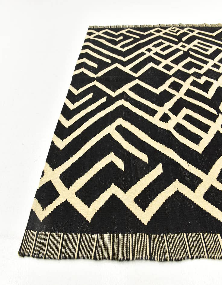 Detail image of 5' 8 x 7' 8  Hand Woven Kilim Modern Wool Rug