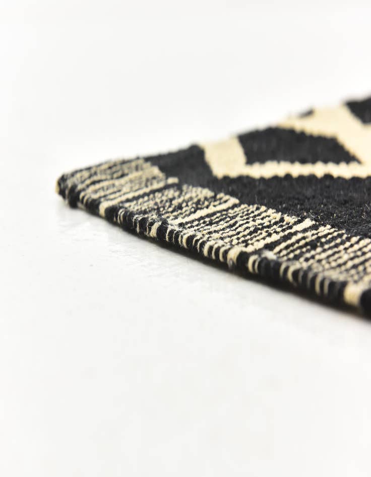 Detail image of 5' 8 x 7' 8  Hand Woven Kilim Modern Wool Rug