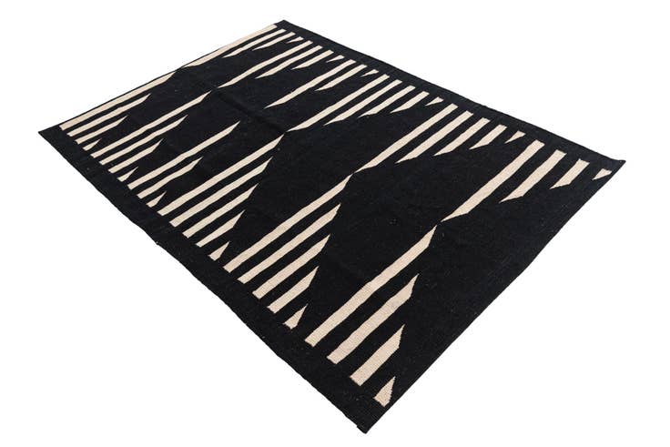 Detail image of 4' 1 x 5' 7 Hand Woven Kilim Modern Wool Rug