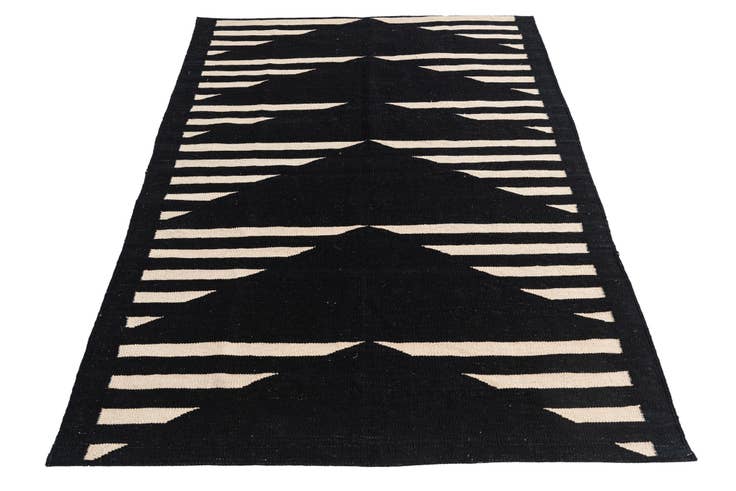 Detail image of 4' 1 x 5' 7 Hand Woven Kilim Modern Wool Rug