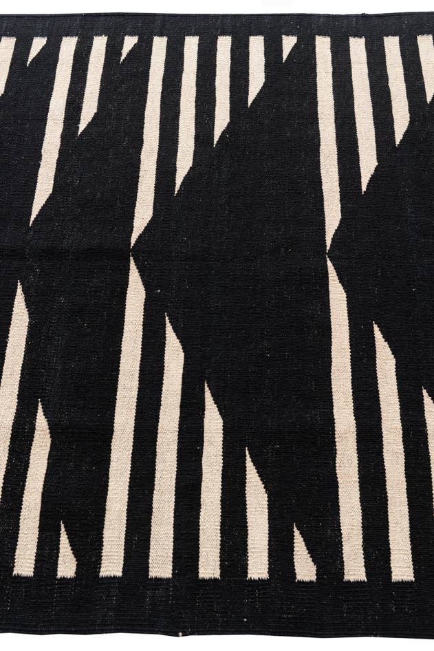 Detail image of 4' 1 x 5' 7 Hand Woven Kilim Modern Wool Rug