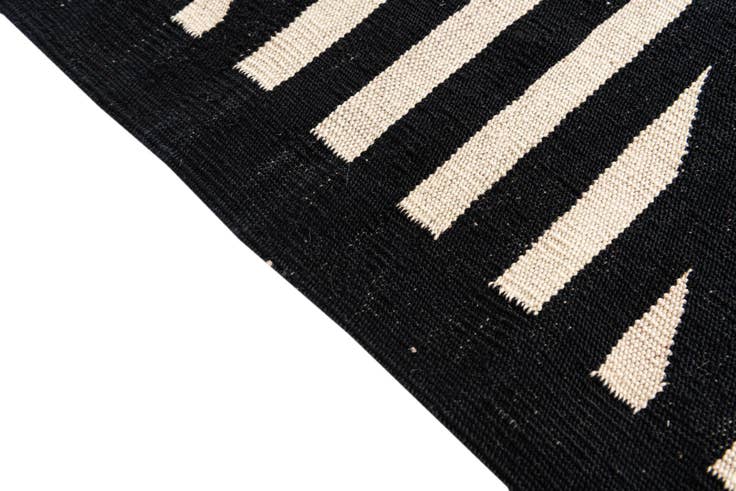 Detail image of 4' 1 x 5' 7 Hand Woven Kilim Modern Wool Rug
